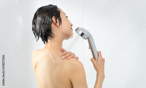 Fotografiet シャワーを浴びる女性