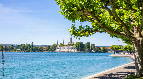 Blick über den Bodensee vom Yachtclub Konstanz in Petershausen in Richtung Konstanzer Altstadt und Steigenberger Inselhotel mit dem Münster im Hintergrund