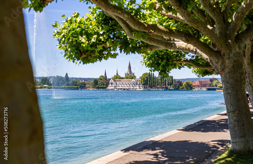 Blick   ber den Bodensee vom Yachtclub Konstanz in Petershausen in Richtung Konstanzer Altstadt und Steigenberger Inselhotel mit dem M  nster im Hintergrund