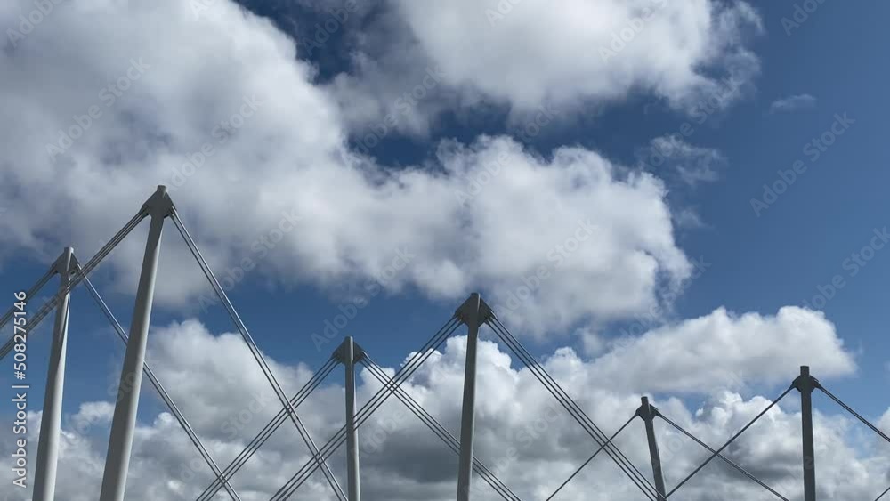 Magnifique ciel nuageux du Nord avec Haubans d'une passerelle à Dunkerque au premier plan