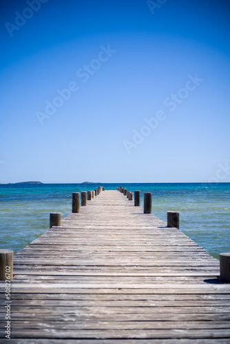 Ponton sur un mer turquoise - paysage magnifique de vacances © Christophe