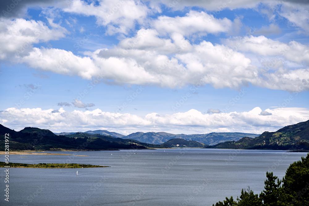 hermoso y maravilloso paisaje del lago de tomine  cerca a la capital de colombia