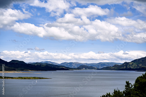 hermoso y maravilloso paisaje del lago de tomine cerca a la capital de colombia