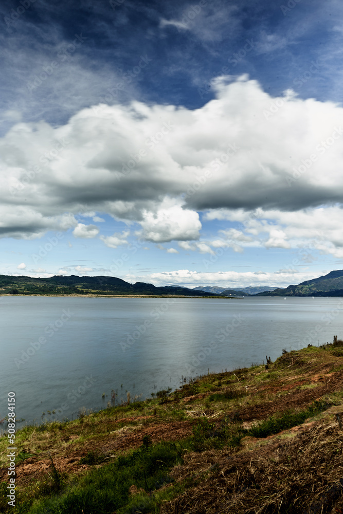 Hermoso lago de Tomine en el municipio de Guatavita en Colombia en una hermosa y cálida mañana de verano, ideal para una vacaciones de ensueño