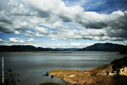 Hermosa vista desde las montañas de Colombia de la represa de Tomine un lugar mágico para visitar, acampar y conocer en Latinoamérica photo