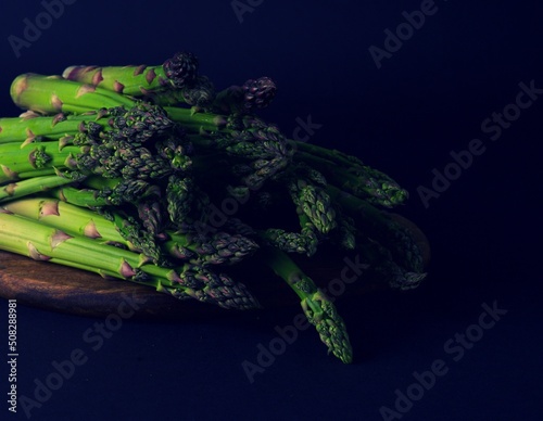Fototapeta Naklejka Na Ścianę i Meble -  Zielone szparagi, to popularne warzywo do sałatek,dań mięsnych i ryb