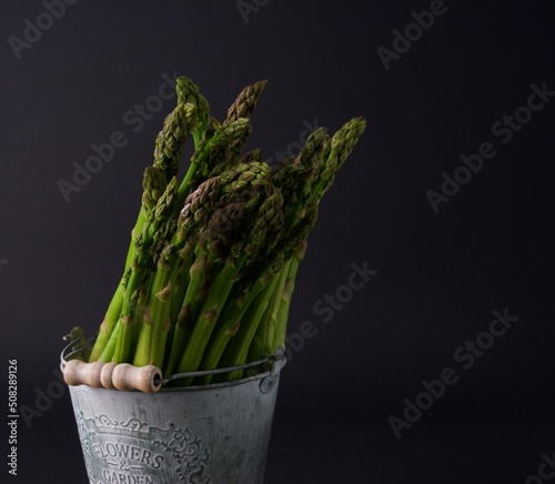 Zielone szparagi, to popularne warzywo do sałatek,dań mięsnych i ryb