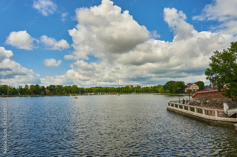 Obraz premium Embankment along the summer pond, the city of Kaliningrad. Near the Amber Museum.