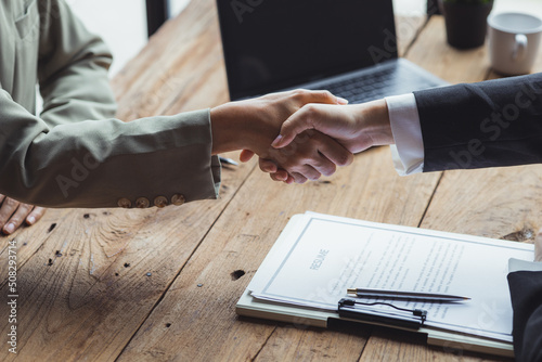 Obraz na plátně Managers and job applicants shake hands after the interview, resumes are important documents for job application