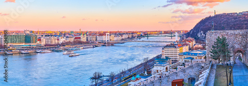 Tela Panoramic view on Budapest with its bridges and landmarks on banks of Danube riv