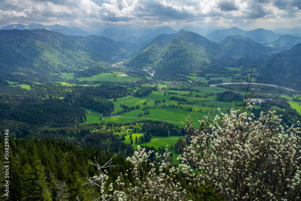 Bayerische Alpen: Blick vom Grasleitenstein Richtung Süd-West zu grünen Almen und der Isar, Wanderung Nähe Lenggries