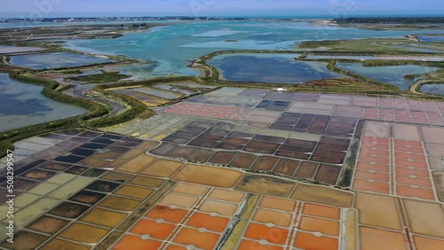Drohnenflug über die farbenprächtigen Salinen, Salzfelder von Guerande, Küste atlantischer Ozean, Rundblick, Le Marais, Guérande, Departement Loire Atlantik, Bretagne, Frankreich