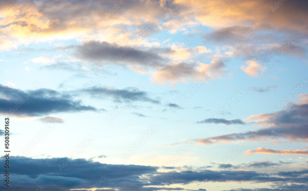 Fototapeta premium The sky with beautiful clouds before sunset.