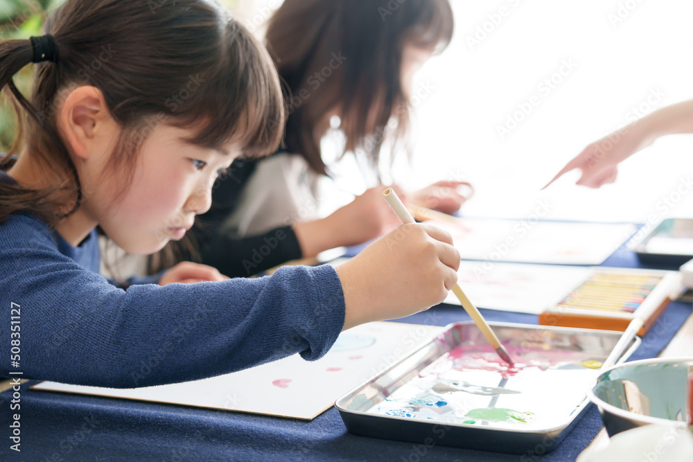 お絵描きをする女の子 お絵描きをする女の子