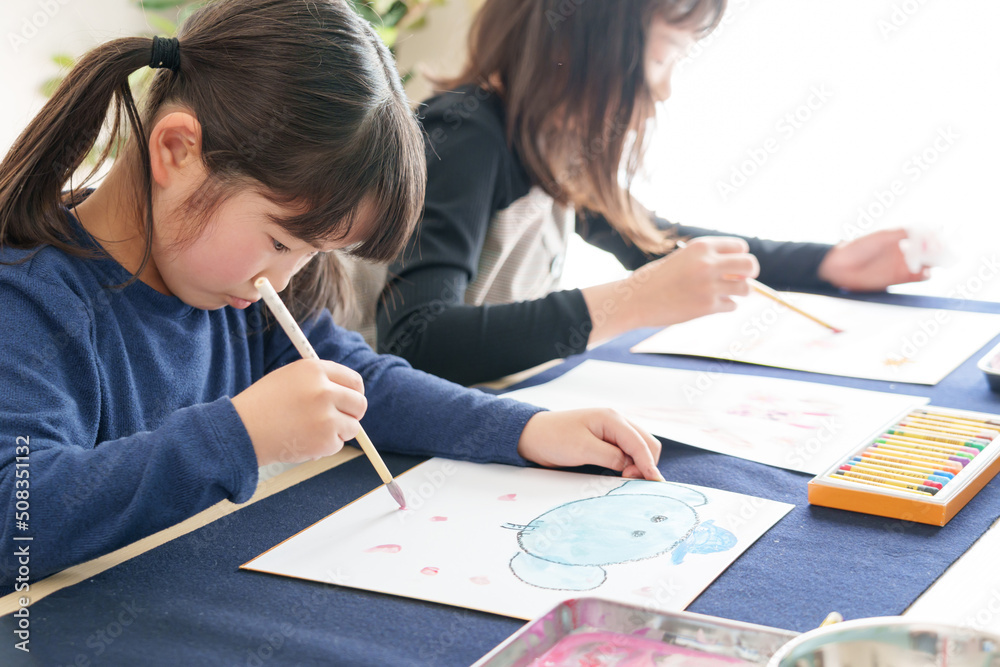 お絵描きをする女の子 お絵描きをする女の子