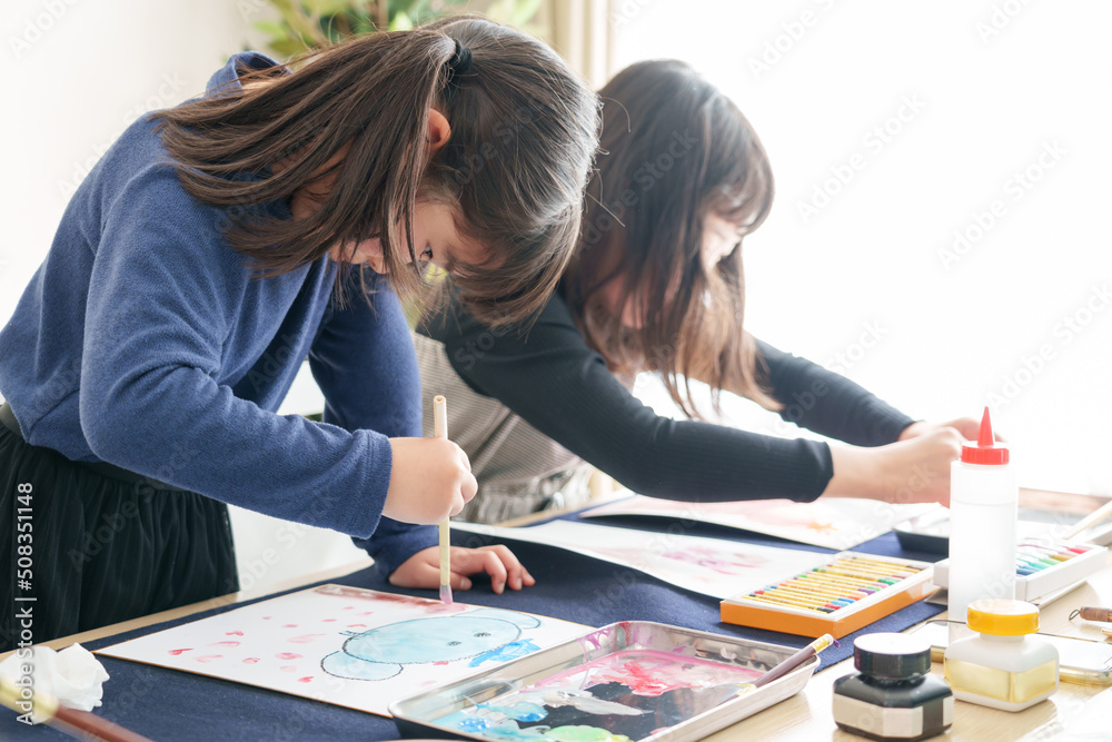 お絵描きをする女の子 お絵描きをする女の子