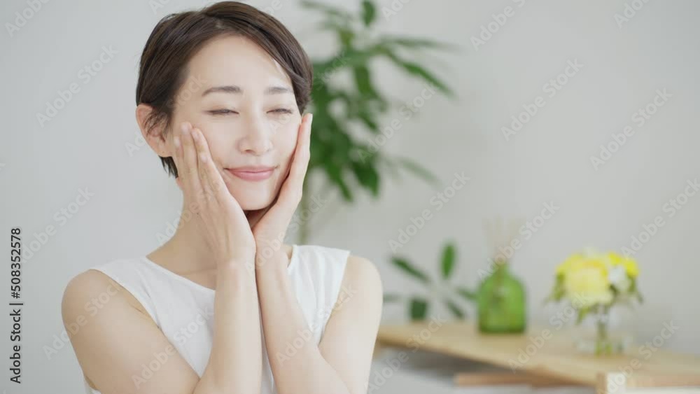 肌ケアをするミドル女性（美容・ビューティー）