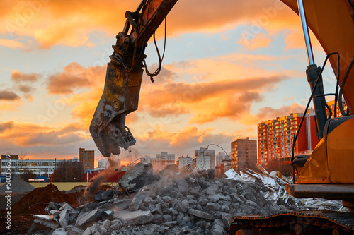 Obraz na płótnie Crusher destroys reinforced concrete at demolition site