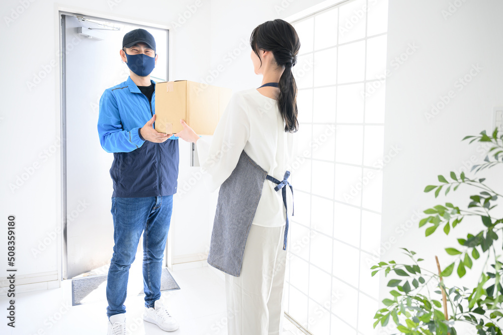 宅急便を届ける男性 宅急便を届ける男性