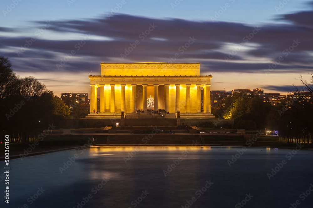 Obraz premium Lincoln Memorial illuminated at twilight
