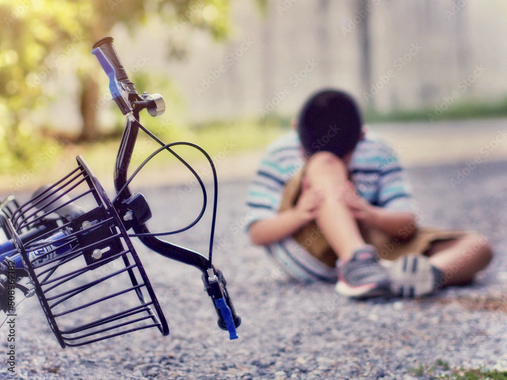 A boy rides a bicycle and gets into an accident. injure Should wear protective equipment for safety. A boy rides a bicycle and gets into an accident. injure Should wear protective equipment for safety.