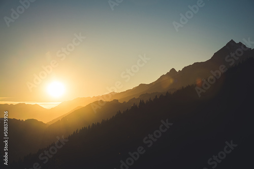 Abendsonne im Surselva Tal in den Schweizer Alpen