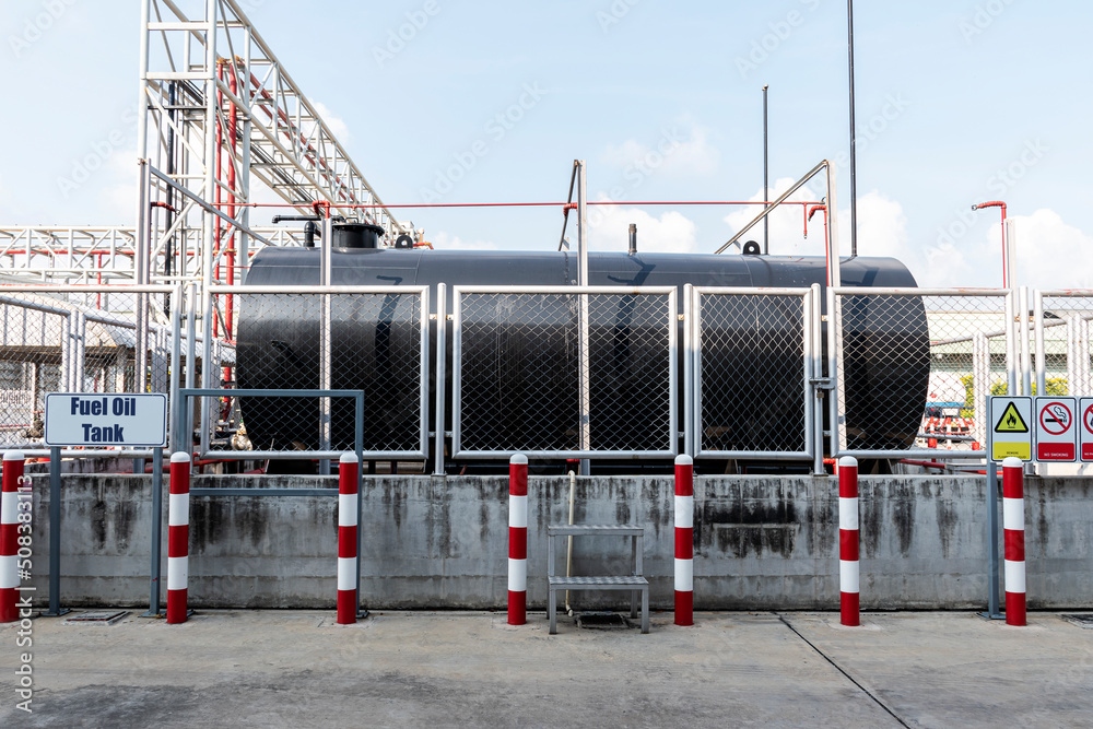 Black fuel oil tanks are used for industrial plants. Black fuel oil tanks are used for industrial plants.