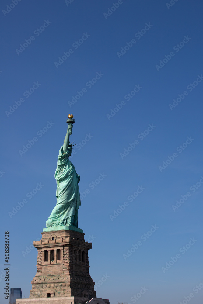 Vue sur la statue de la liberté à New York avec en arrière plan un beau ciel bleu de la la place libre pour le texte