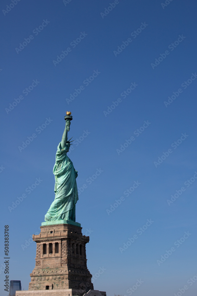 Obraz premium Vue sur la statue de la liberté à New York avec en arrière plan un beau ciel bleu de la la place libre pour le texte