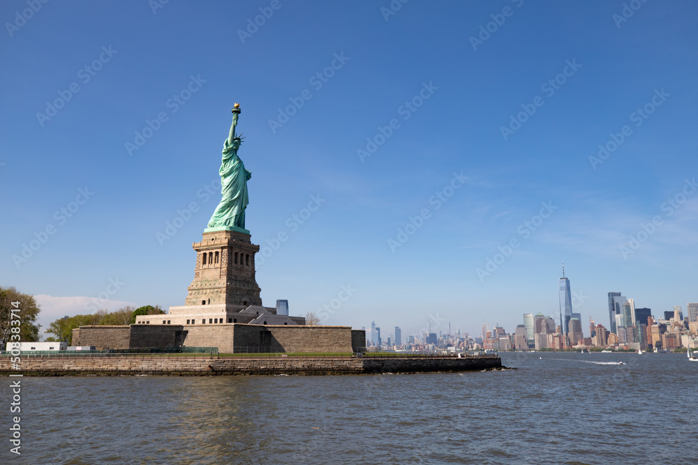 vue panoramique sur la statue de la liberté et Manhattan en arrière plan