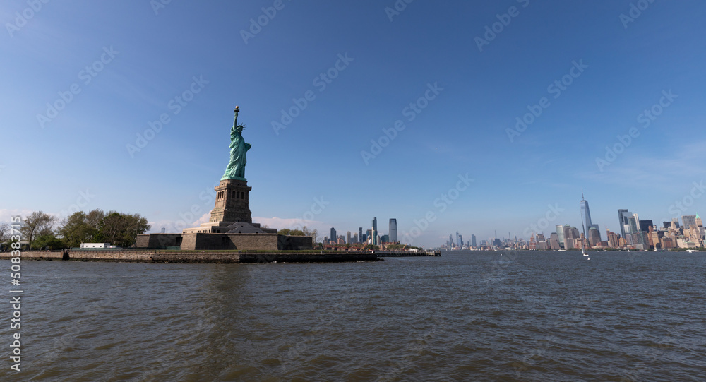 vue panoramique sur la statue de la liberté et Manhattan en arrière plan