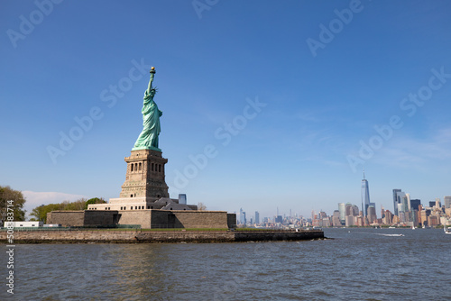 vue panoramique sur la statue de la liberté et Manhattan en arrière plan © Tof - Photographie