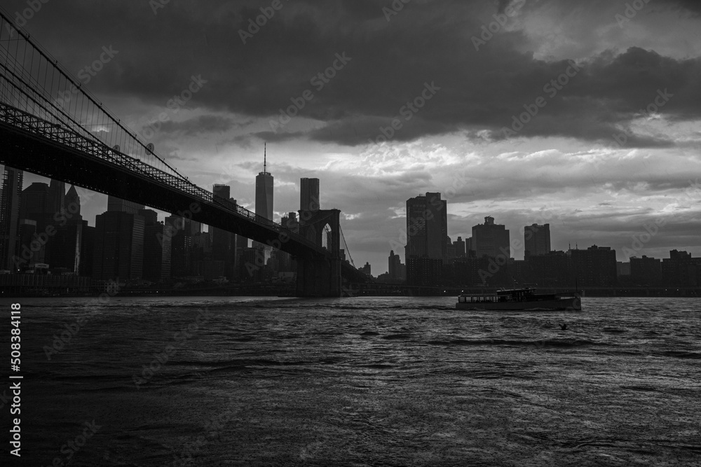 vue sur Manhattan et le pont de Brooklyn en noir et blanc juste après l'orage