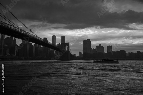 vue sur Manhattan et le pont de Brooklyn en noir et blanc juste après l'orage © Tof - Photographie
