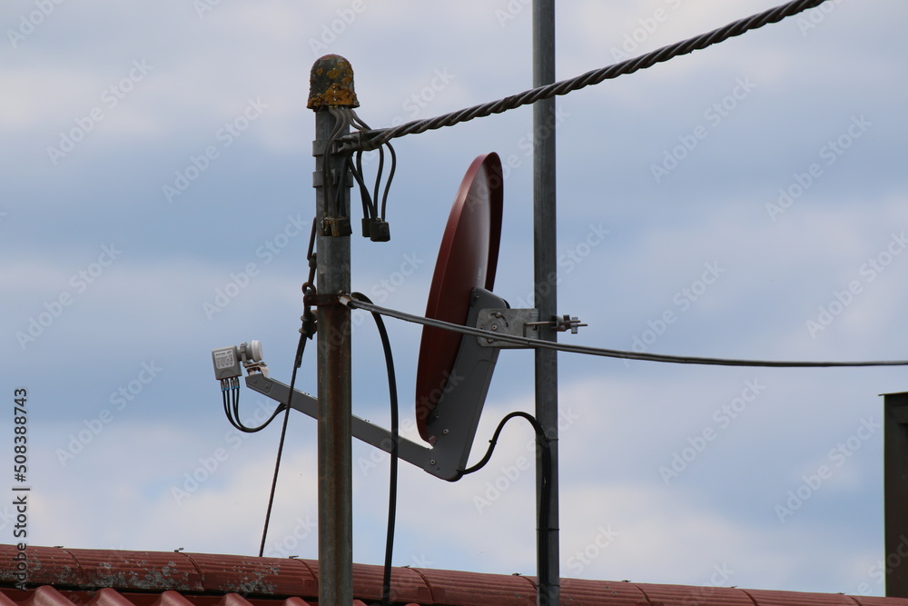 Obraz premium Eine Mehrteilnehmer Sat - Anlage auf einem Hausdach. Satelliten TV, Monteur, Elektro, Fernsehtechnik, Sat - Anlagentechnik,