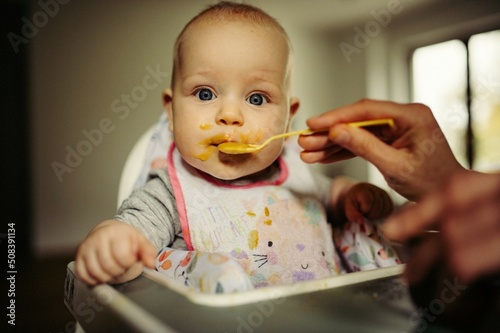 Jedzące dziecko