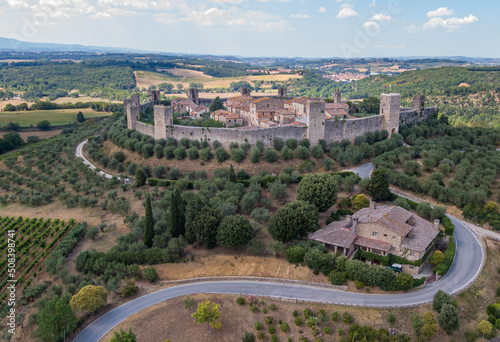 Veduta di Monteriggioni e le sue mura dall'alto
