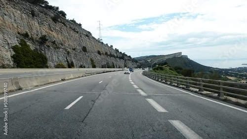 Arrivée vers falaises et la mer depuis l'autoroute