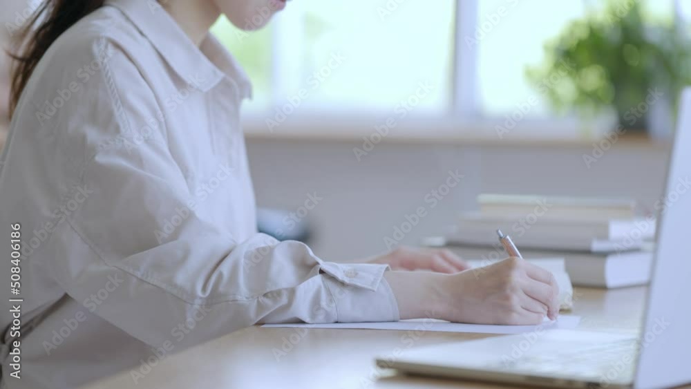 リモートワークを行う日本人女性 リモートワークを行う日本人女性