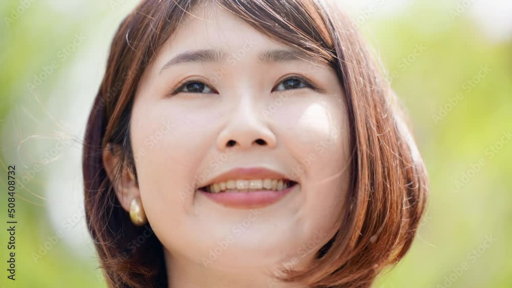 笑顔の若いビジネスウーマン 笑顔の若いビジネスウーマン