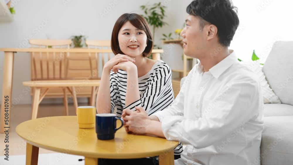 部屋のテーブルで話し合う男性と女性
部屋のテーブルで話し合う男性と女性