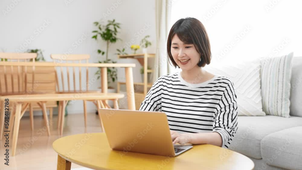 ノートパソコンを操作する若い女性	
