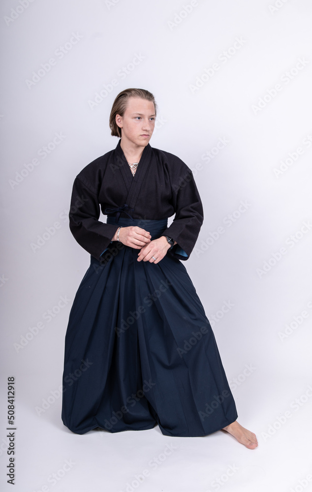 junger Mann in traditionellem kendo gewand