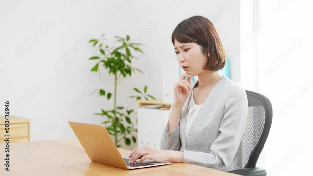 ノートパソコンで仕事をする若いビジネスウーマン ノートパソコンで仕事をする若いビジネスウーマン