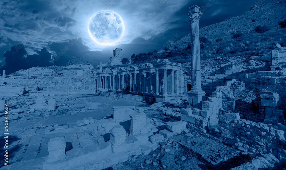Obraz premium Antoninus Fountain of Sagalassos at night - Isparta, Turkey 