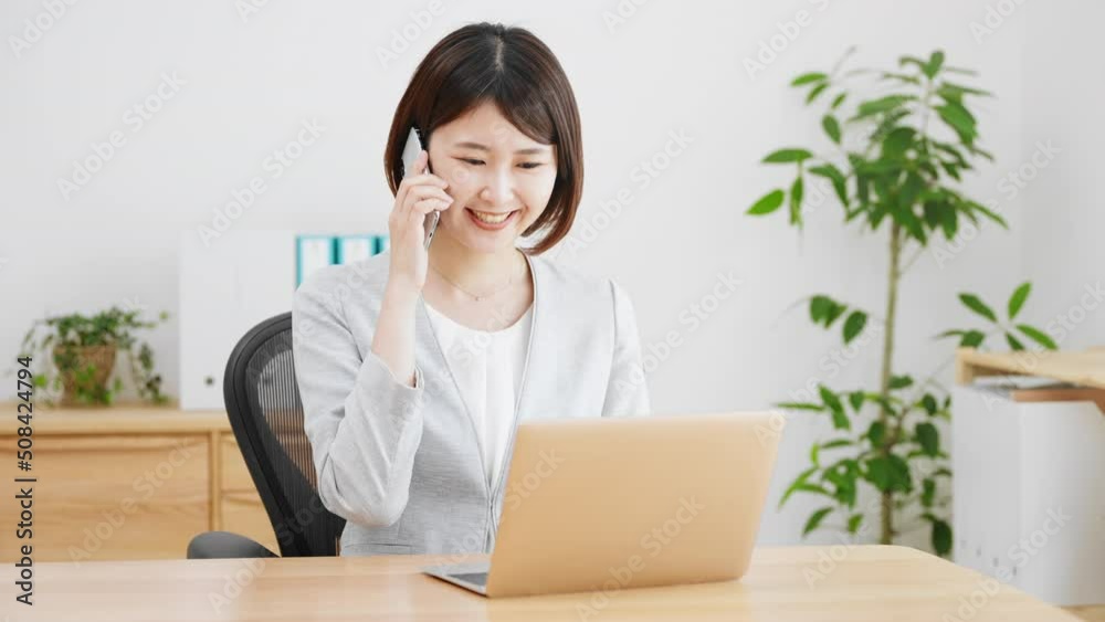 笑顔で通話をする若いビジネスウーマン	
