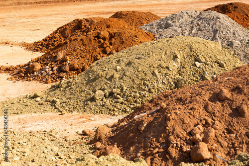 Obraz na plátně Accumulation of very dry earth with earthy colors, predominantly ocher and pink