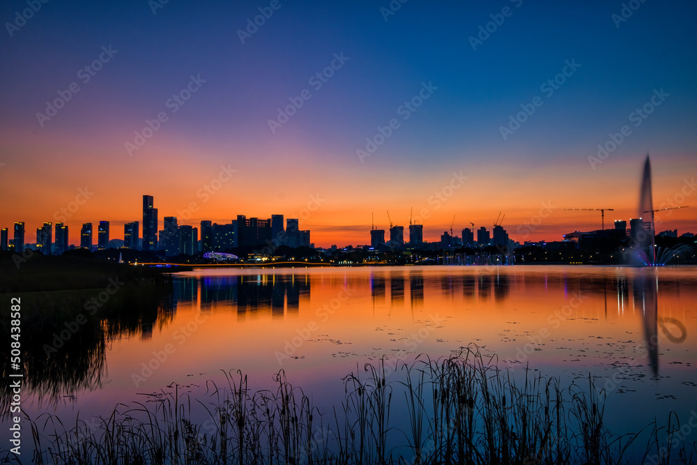 Fototapeta premium Scenic view of Sejong Lake Park during sunset