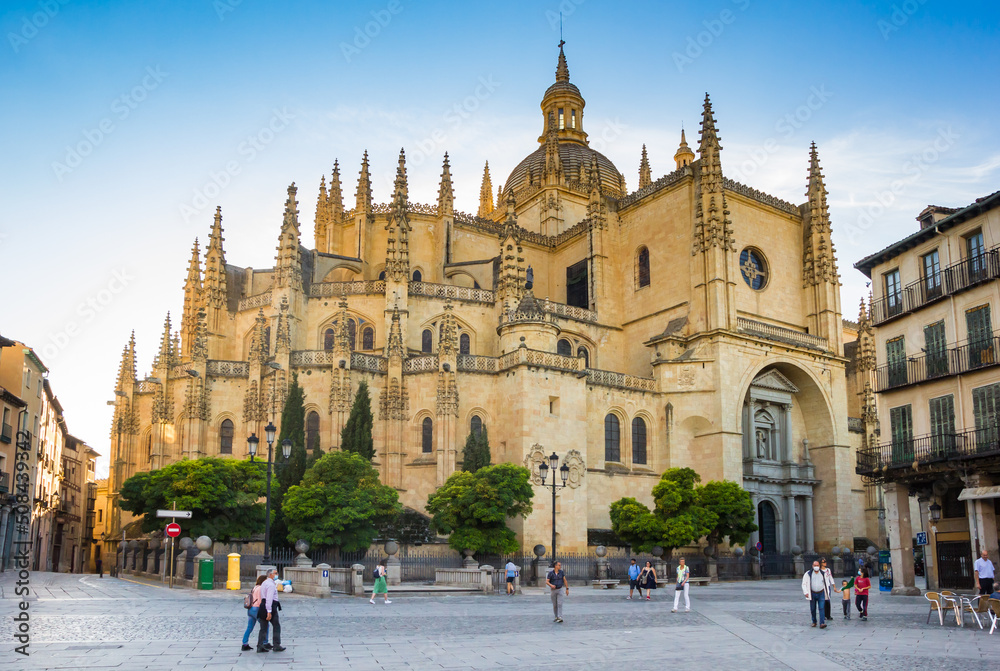 Obraz premium Evening light over the historic cathedral on the main square Segovia, Spain