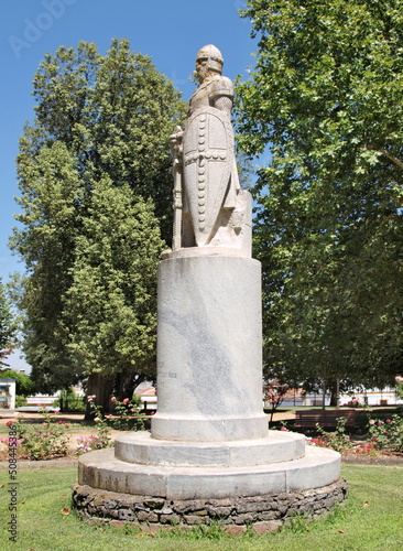 Foto Statue of Gonçalo Mendes da Maia, Portuguese knight also known as O Lidador , so